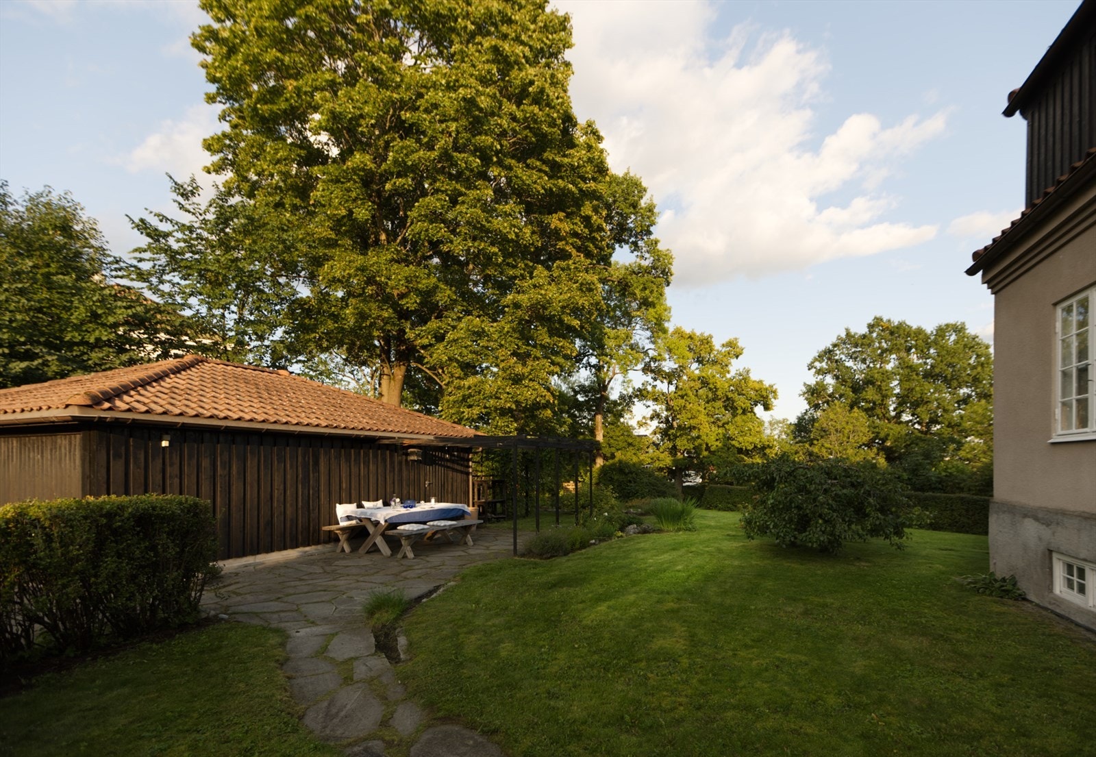 Rekkehuset har en fantastisk beliggenhet i idylliske Ullevål Hageby, og ligger fint til med umiddelbar nærhet til Langliaparken, Harald Hals' park og vakre Damplassen. Galleribilde