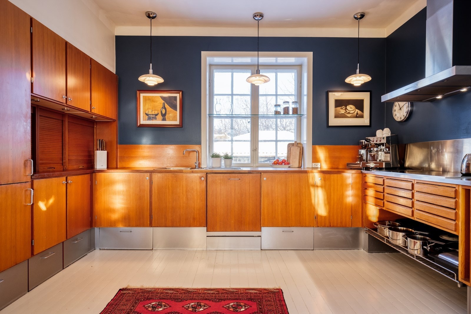 Kjøkkenet har en pen og tidsriktig kjøkkeninnredning fra uno form (American pine) med Vola kjøkkenkran. Kjøkkenet er designet av Interiørtema AS. Galleribilde