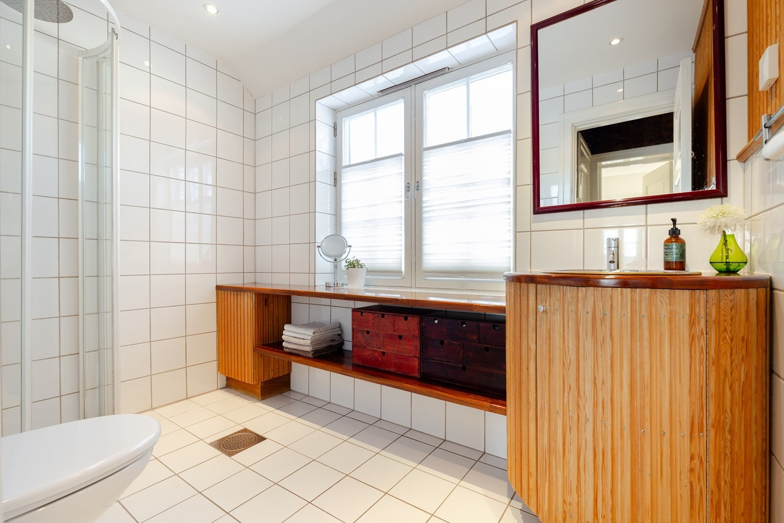 Badet ligger i en fin tilknytning til soverommene. Badet er møbelsnekret med Vola kran. Galleribilde