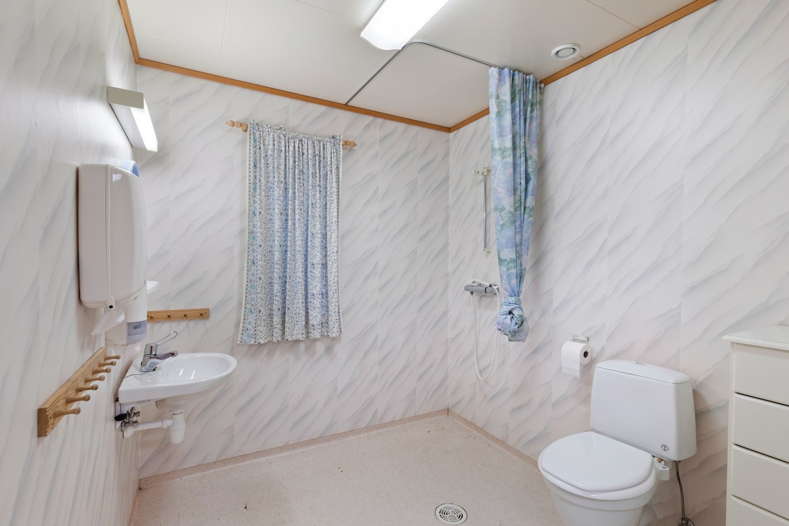 Bad med belegg på gulv og plater på vegger. Galleribilde