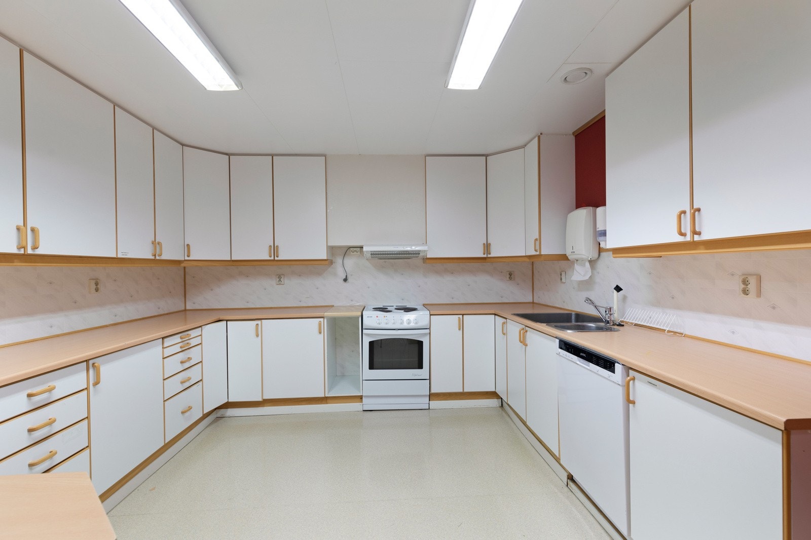 Kjøkken med hvite, slette fronter. Galleribilde