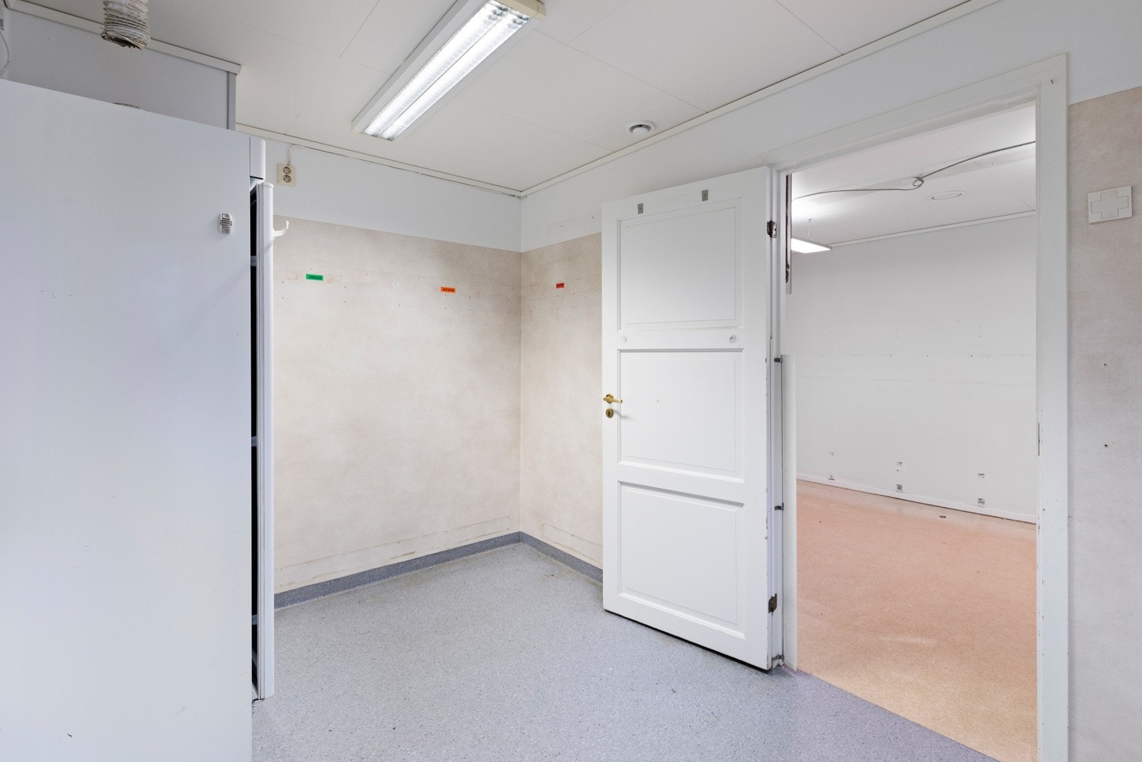 Garderoberom med egen inngangsdør. Galleribilde