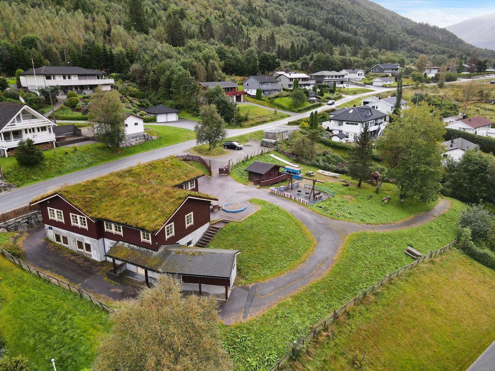 Eiendommen har en stor tomt på cirka 2,4 mål. Galleribilde