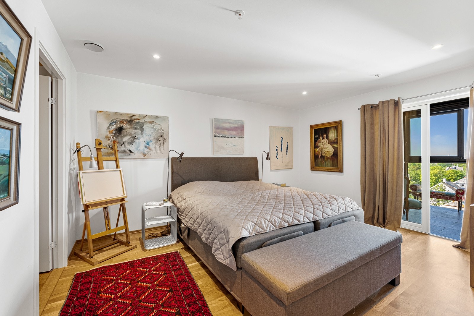 Master bedroom med eget omkledningsrom og privat bad - Fra soverommet er det også utgang til vinterhagen Galleribilde