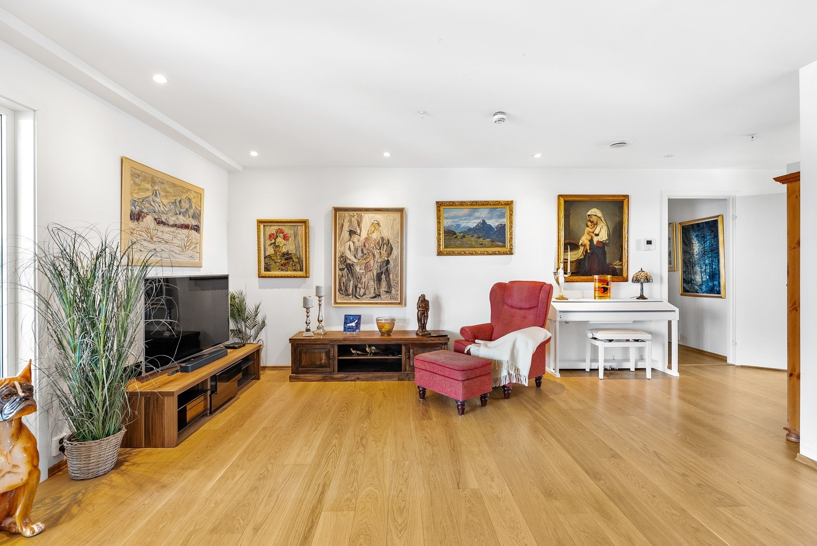 Stuen i leiligheten er ca 40 kvm. Her finner du god plass til flere sittegrupper Galleribilde