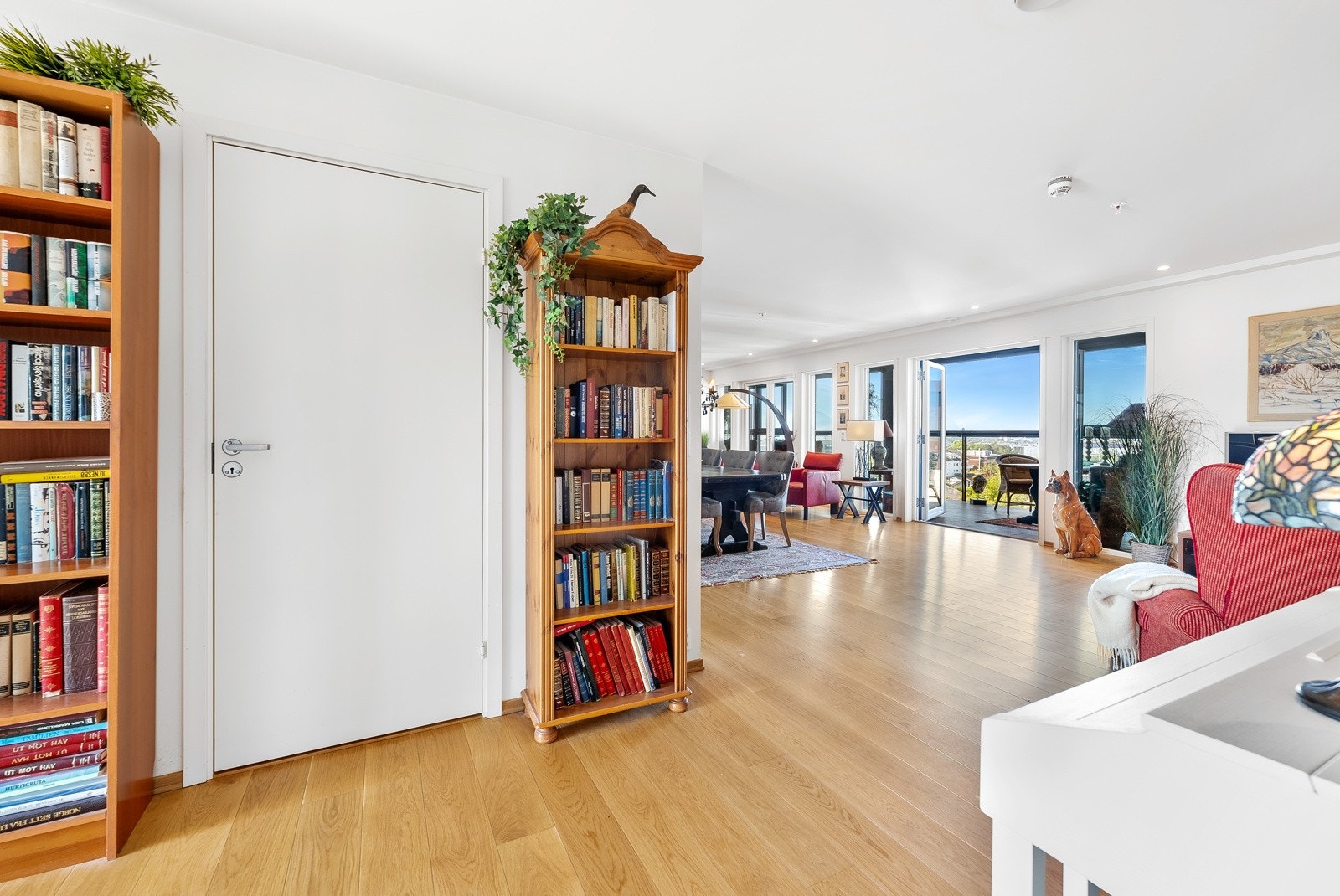 Vel inn i stuen er det direkte adkomst til gjestebadet Galleribilde