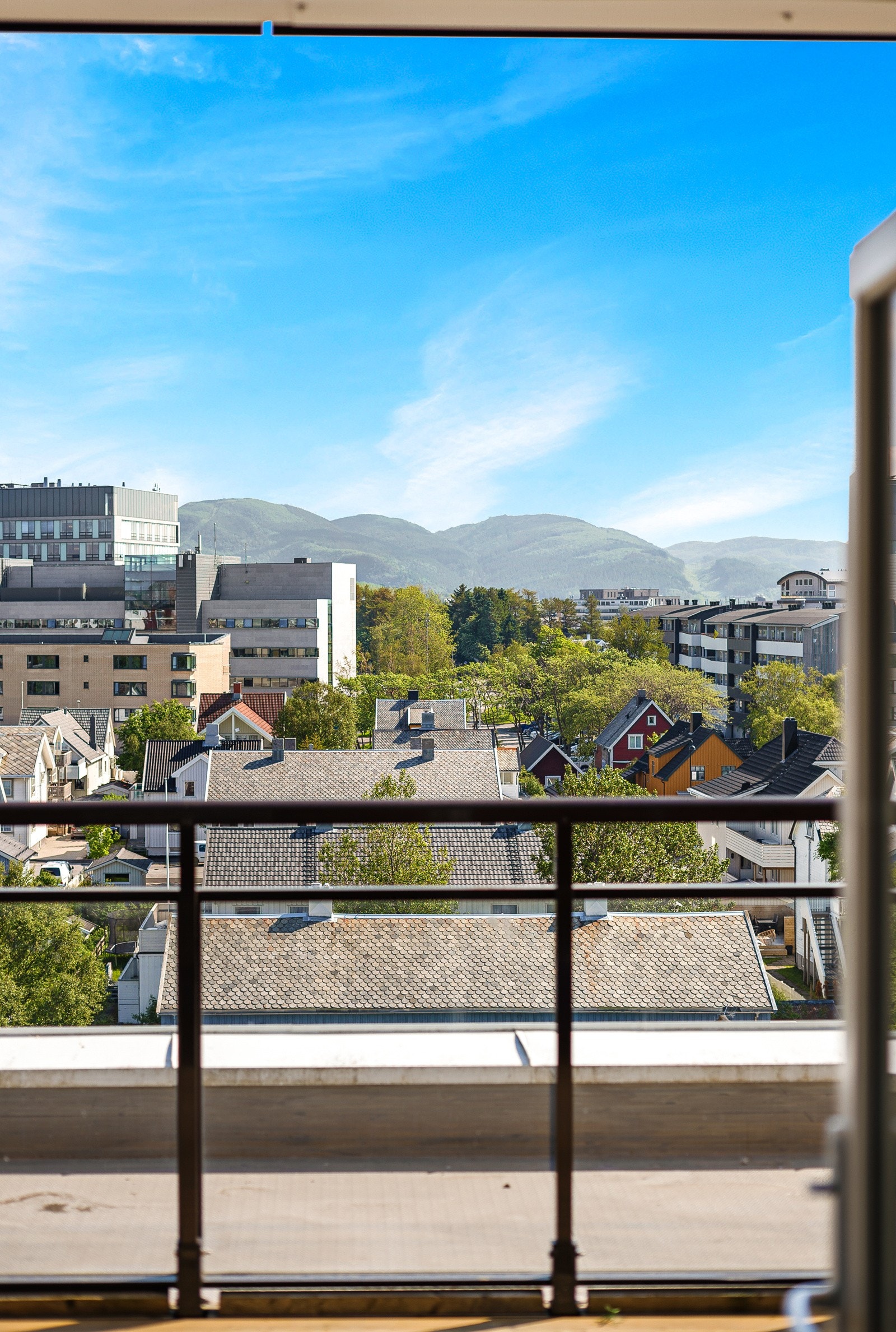 Herfra er det utgang til den stor takterrasse som strekker seg forbi leilighetens lengde Galleribilde