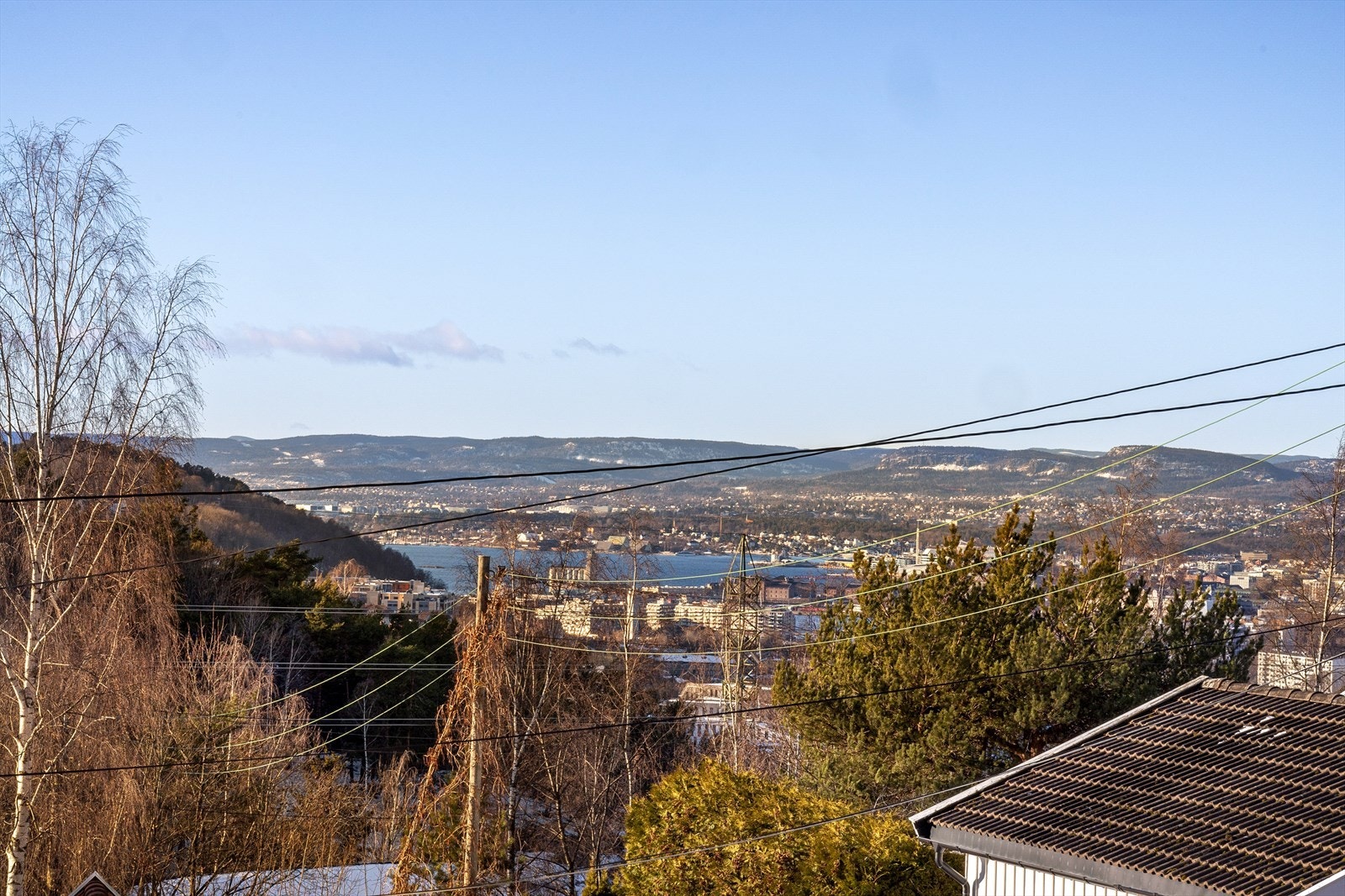 Vakker utsikt fra leiligheten balkong, stue og kjøkken. Fra balkongen har man nydelig utsikt ned mot Oslofjorden og opp mot Holmenkollen. Galleribilde