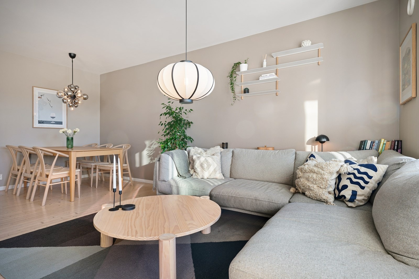 Det er god plass til både spisebord og sofagruppe i stuen. Galleribilde