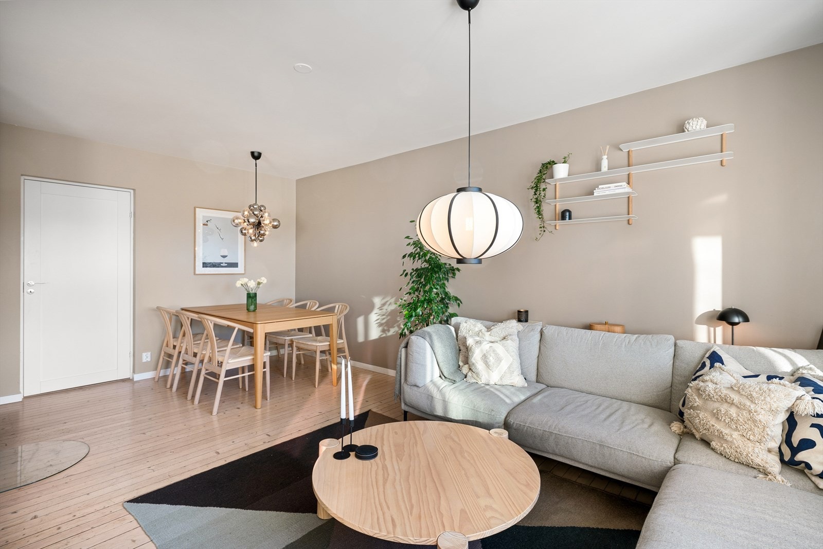 Leiligheten har en gjennomført stil med det moderne mot det originale. Galleribilde