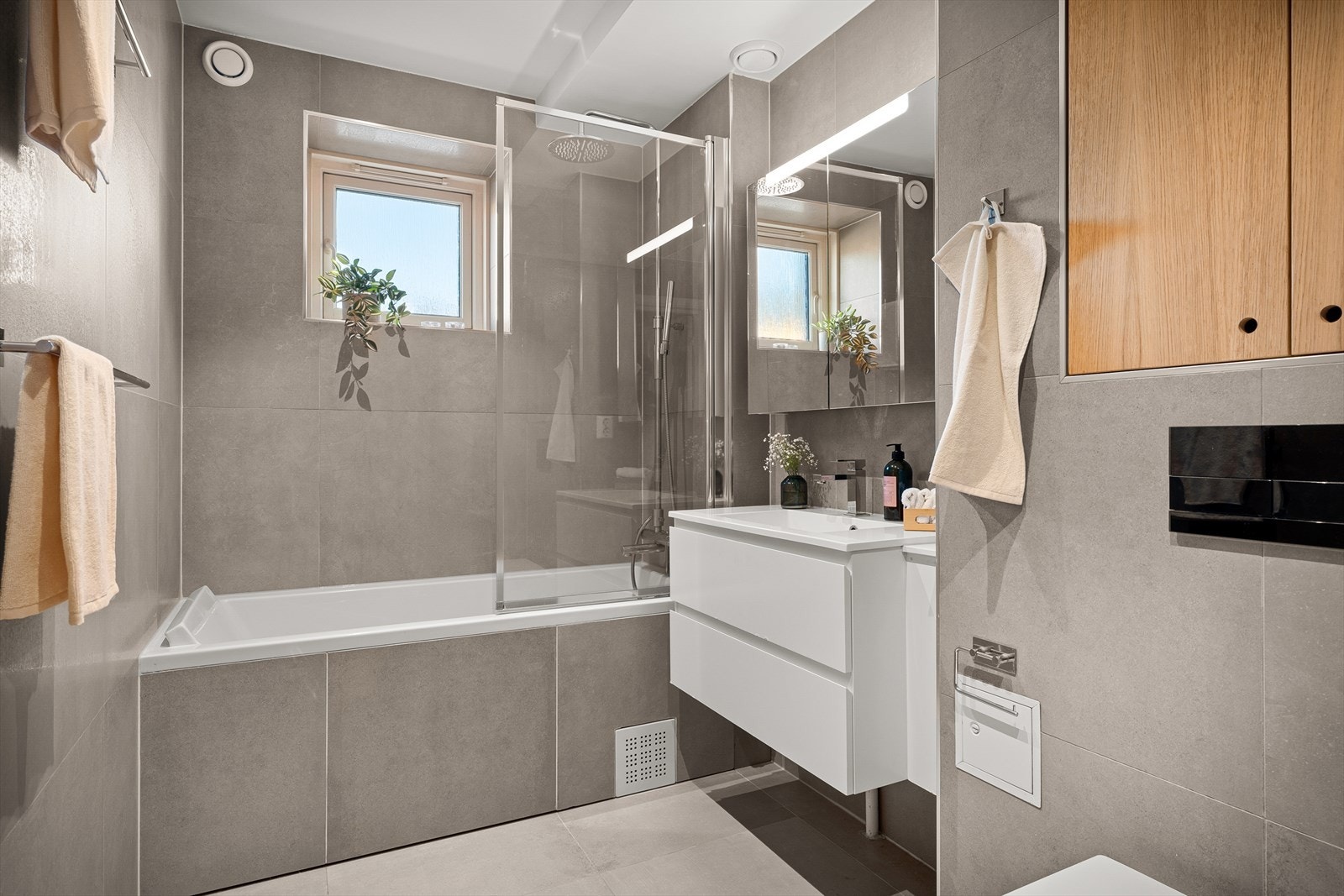 Når badet ble pusset opp ble det samtidig utvidet slik at man har plass til badekar, servant, vaskemaskin og toalett. Galleribilde