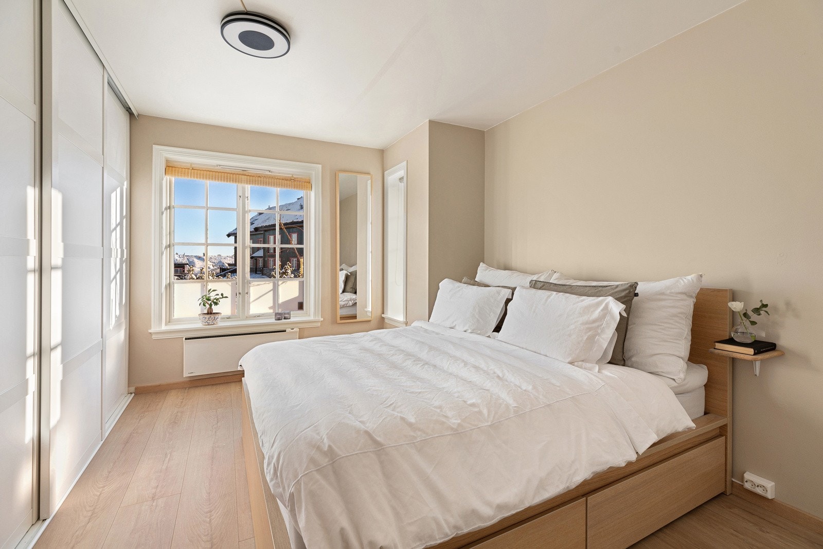 Stort hovedsoverom med inngang til bad. Det er god plass til dobbeltseng, nattbord og stor skyvedørsgarderobe Galleribilde