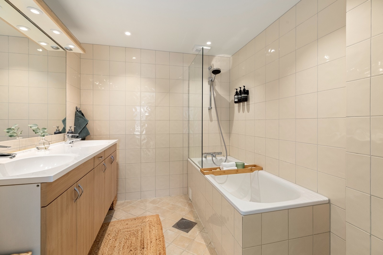 Onsuite bad med badekar/dusj, varmekabler i gulv og downlights i himling Galleribilde