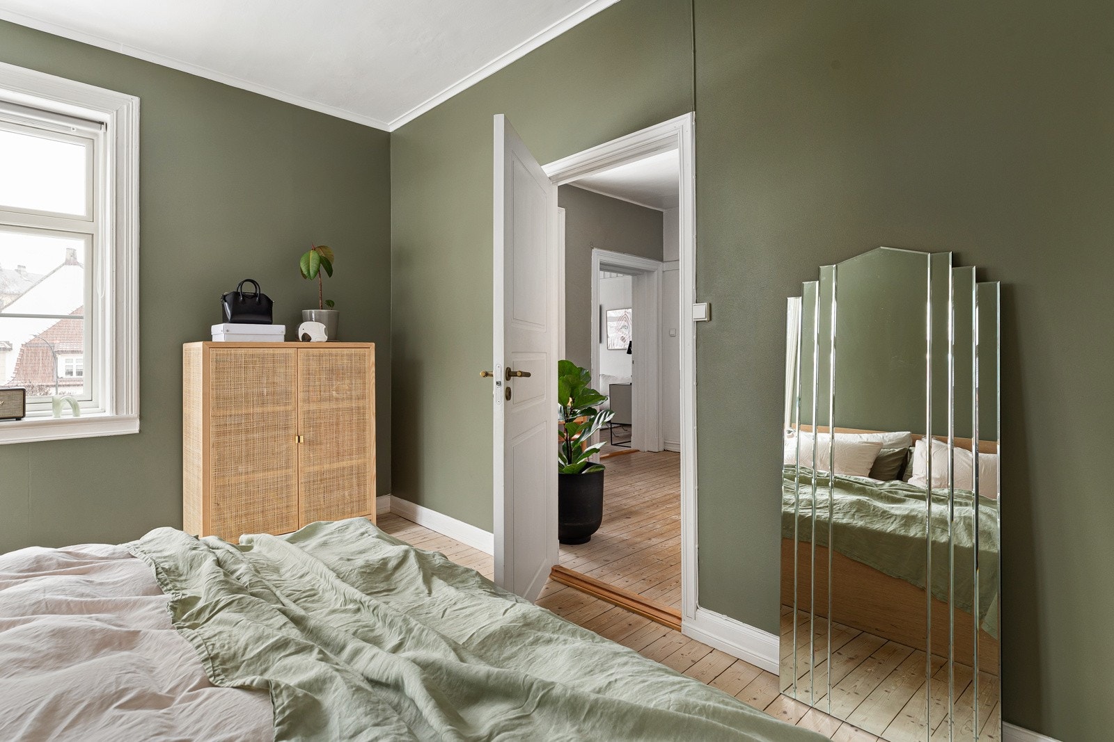 Overflatene er malt i en flott grønn farge - green leaf. Galleribilde