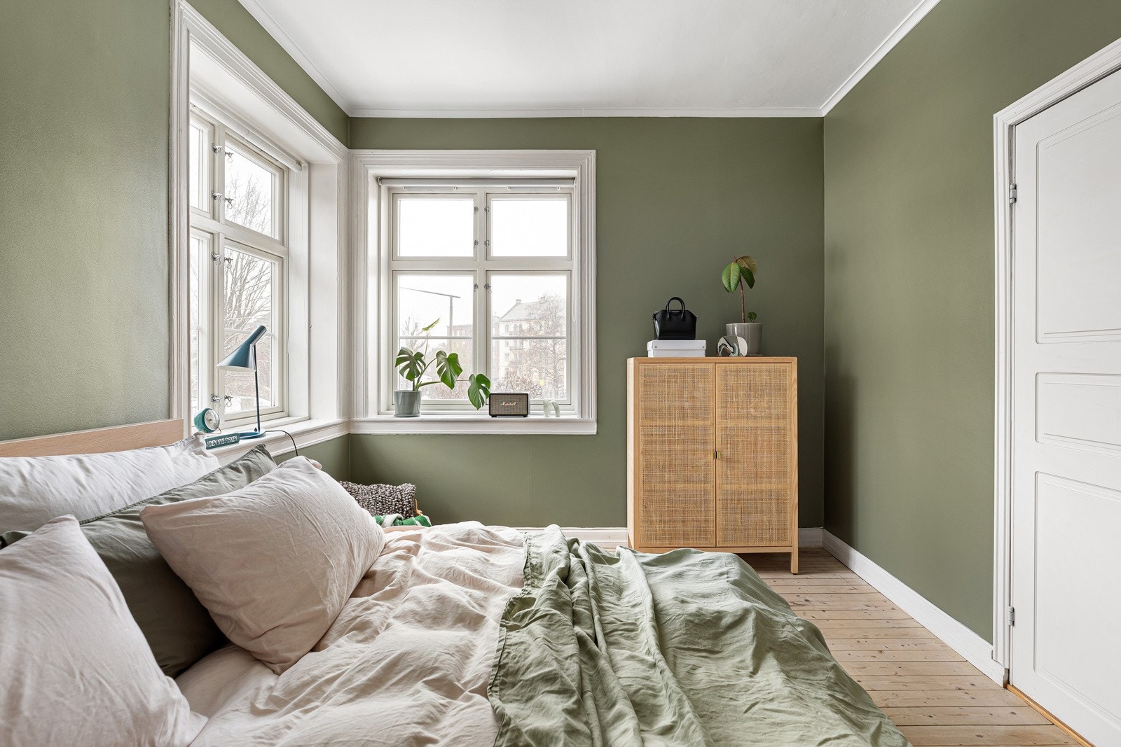 På soverommet er det to store vinduer, med hyggelig utsyn mot grøntområder og arkitektoniske bygninger, samtidig som det er begrenset innsyn. Galleribilde