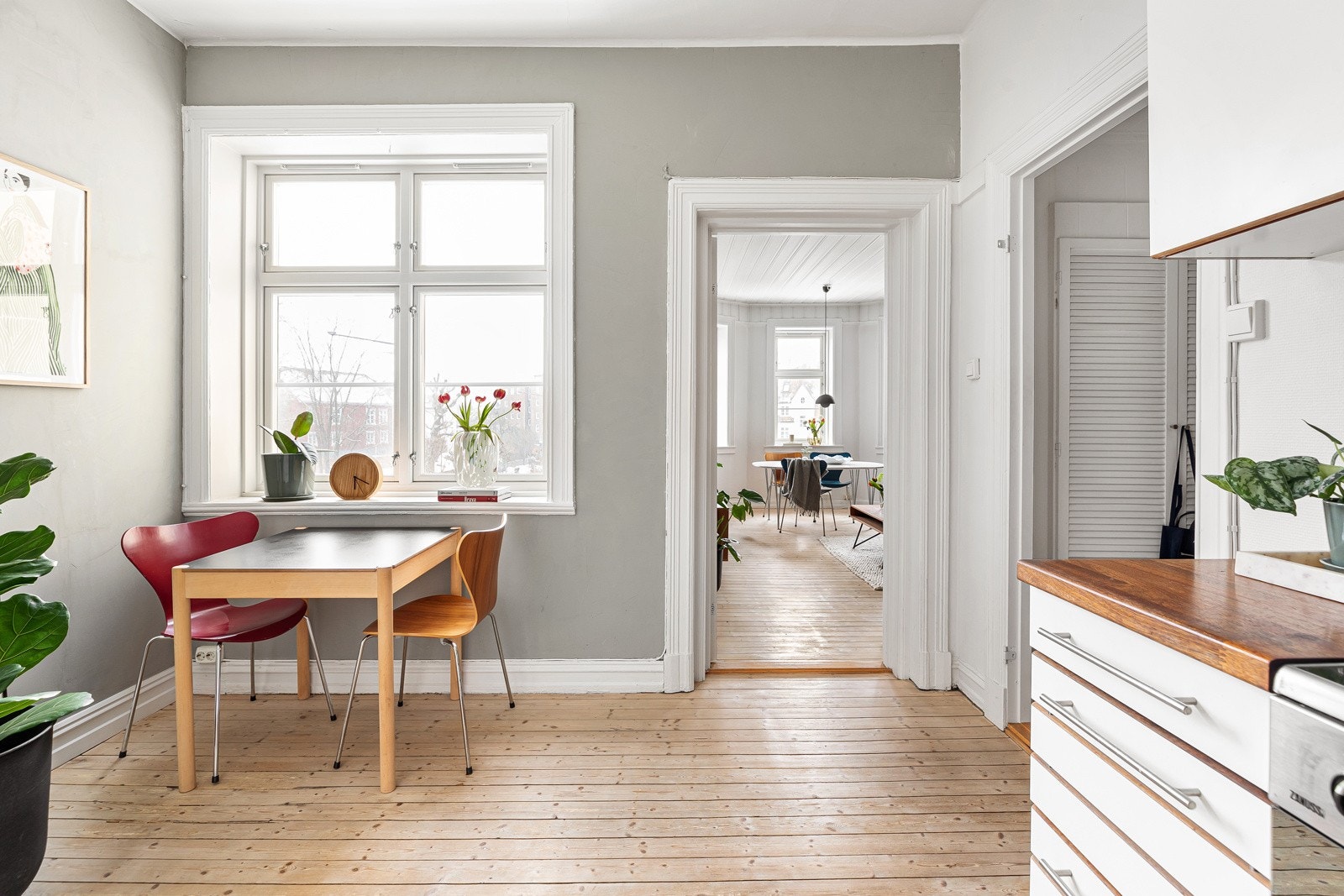Kjøkkenet har en naturlig avsatt sone ved vinduet, perfekt for et mindre spisebord, hvor en kan nyte morgenkaffen med utsikt mot ærverdige teglsteinsbygg og omkransende grønne områder. Galleribilde
