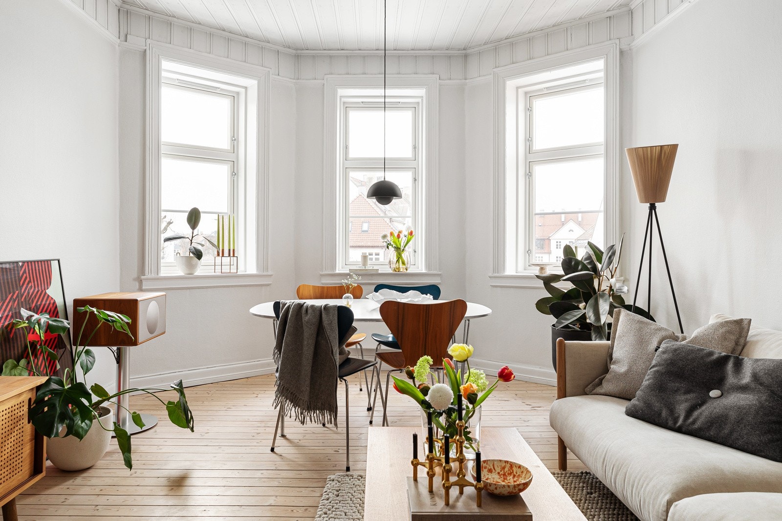 Leiligheten har et moderne preg med klassisk utrykk, med elementer som karnapp, originale gulv, generøs takhøyde og et moderne bad fra 2019. Galleribilde