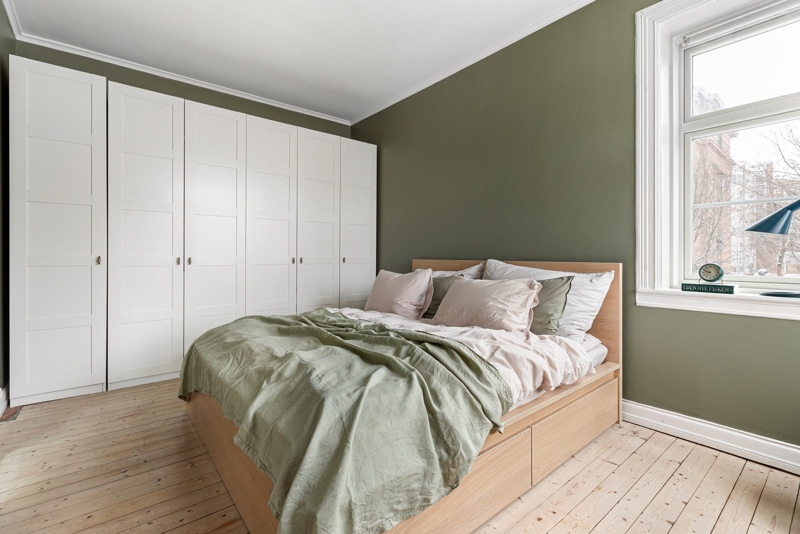 Det romslige soverommet er innredet med pax-garderobeskap fra Ikea, med lekre håndtak fra Beslag Design. Garderobeløsningen medfølger salget. Galleribilde