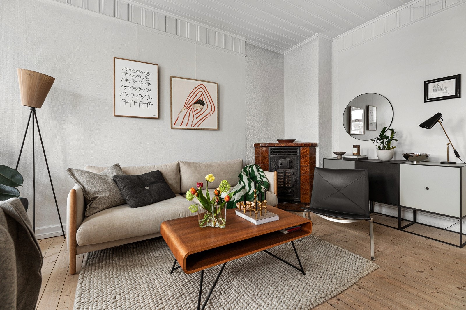 Boligen er lys og stor, med peis, mye utsyn og lite innsyn. Galleribilde
