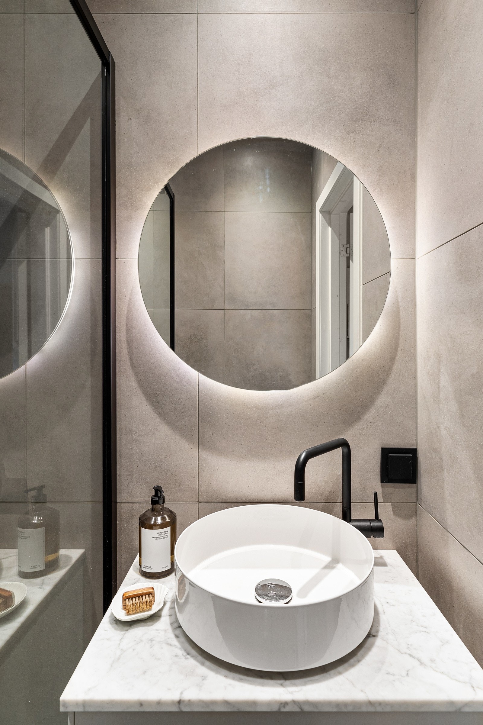 Badet inneholder også stilig servant fra Alape, skap med solid plate i marmor og servantkran fra Tapwell. Galleribilde