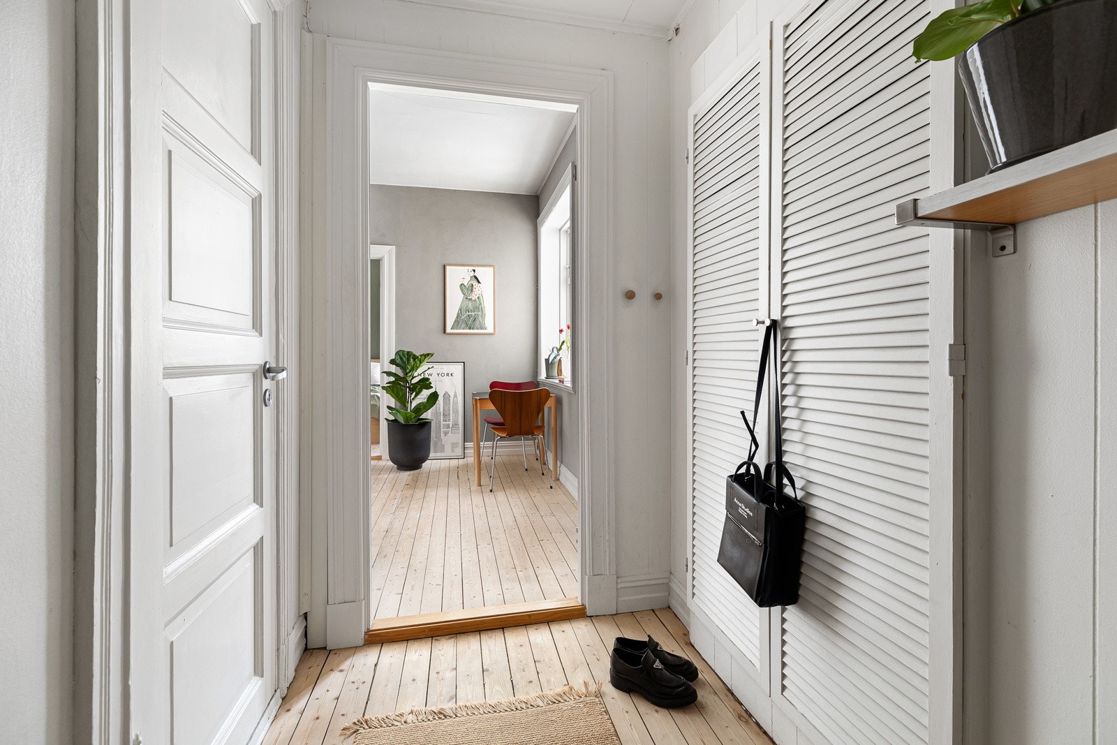 Når du kommer inn i leiligheten blir du møtt av en luftig og innbydende entré. Galleribilde