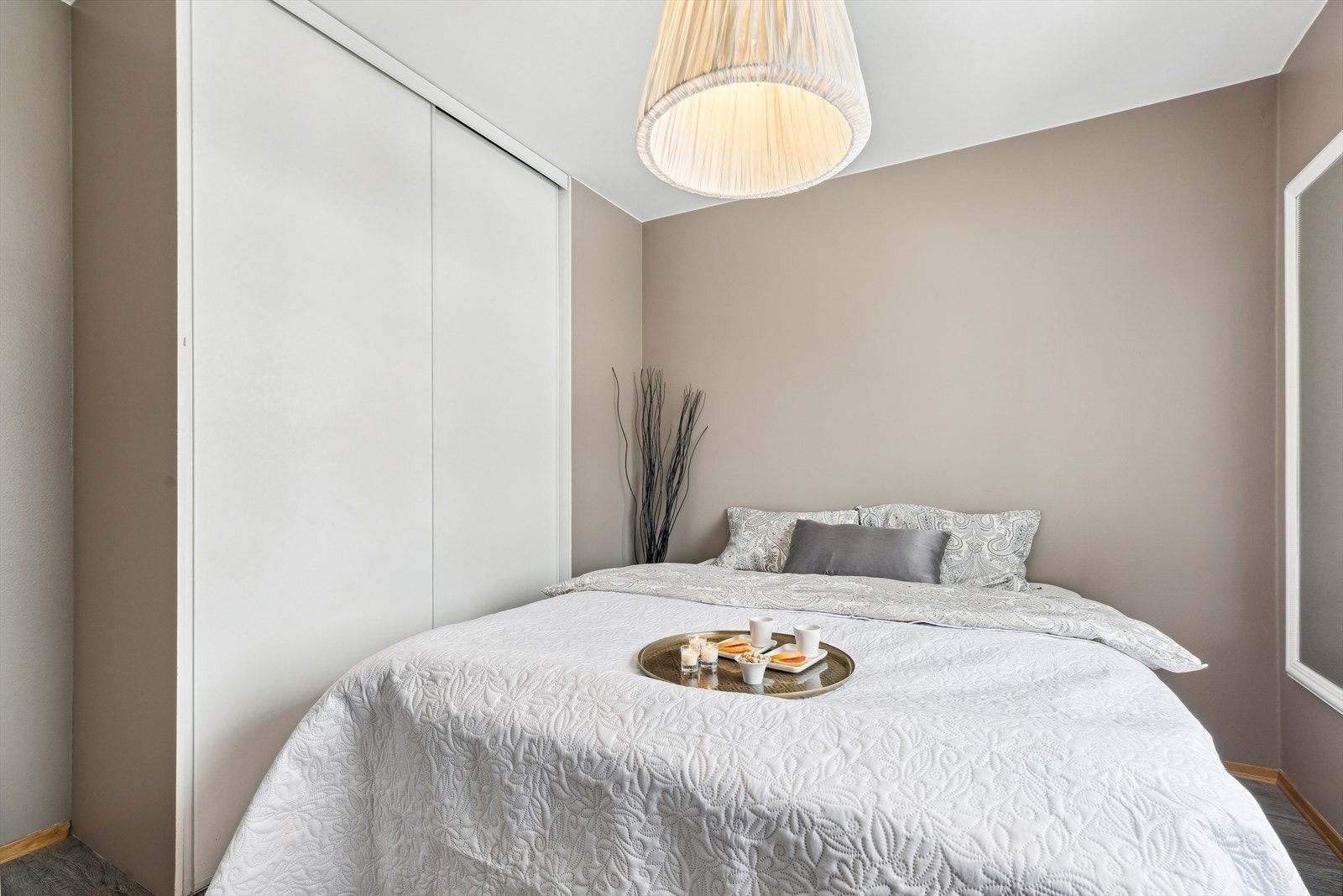 Det største soverommet har plass til dobbeltseng i tillegg til medfølgende skyvedørsgarderobe Galleribilde