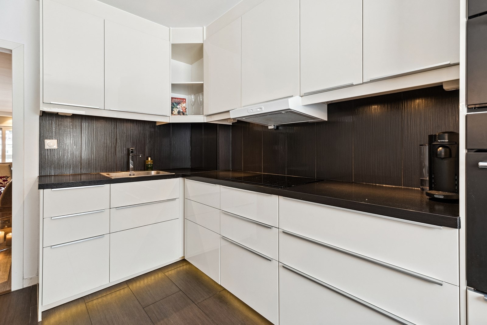 I innredningen er det integrerte hvitevarer som stekeovn og mikro i ståhøyde, platetopp, oppvaskmaskin og kjøle-/fryseskap Galleribilde