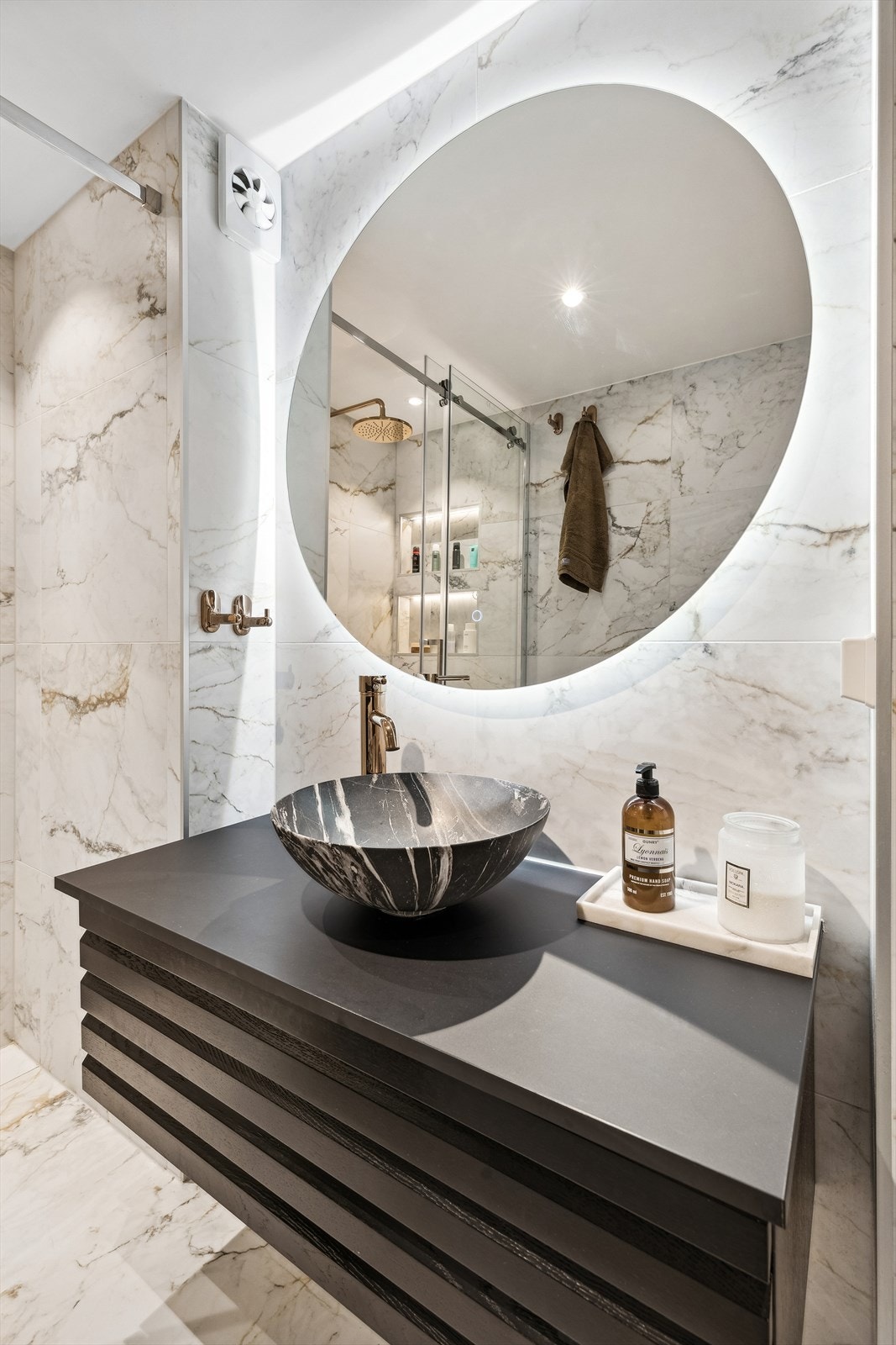 Badet har et luksuriøst uttrykk med flotte påkostede detaljer Galleribilde