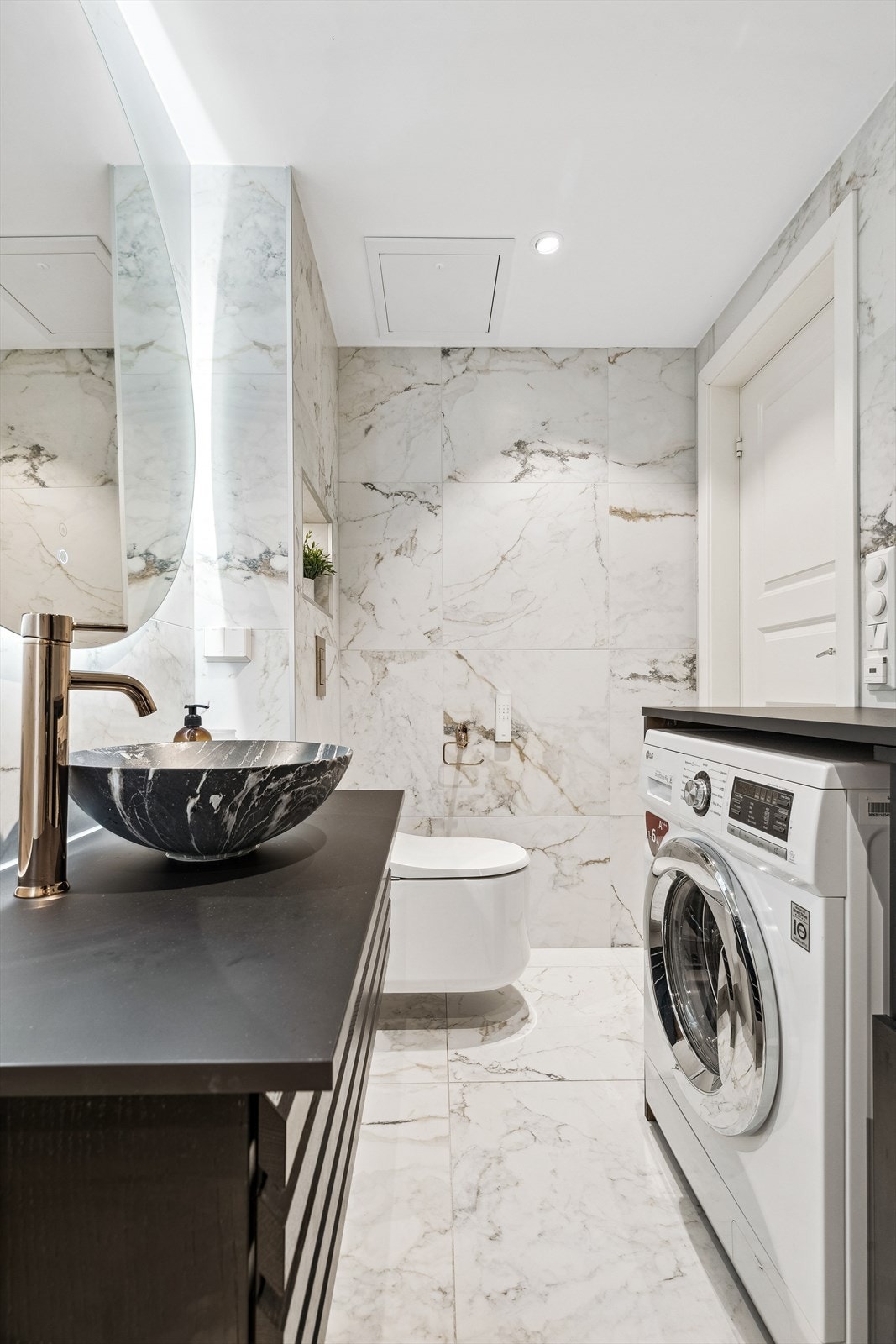 Det er varmekabler i gulvet og downlights i himlingen Galleribilde