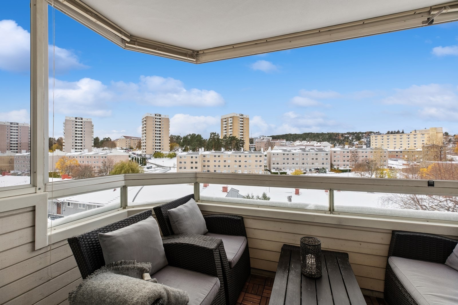 Stor innglasset og skjermet balkong med åpent og fint utsyn og lite innsyn Galleribilde