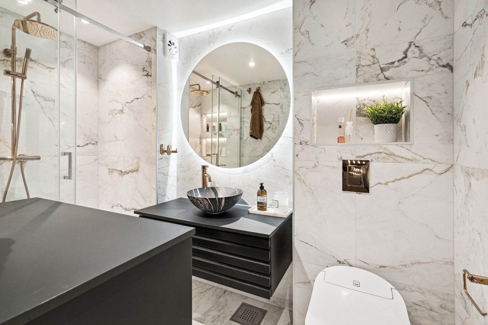 Lyst og lekkert flislagt bad oppusset i 2021 av fagfolk Galleribilde