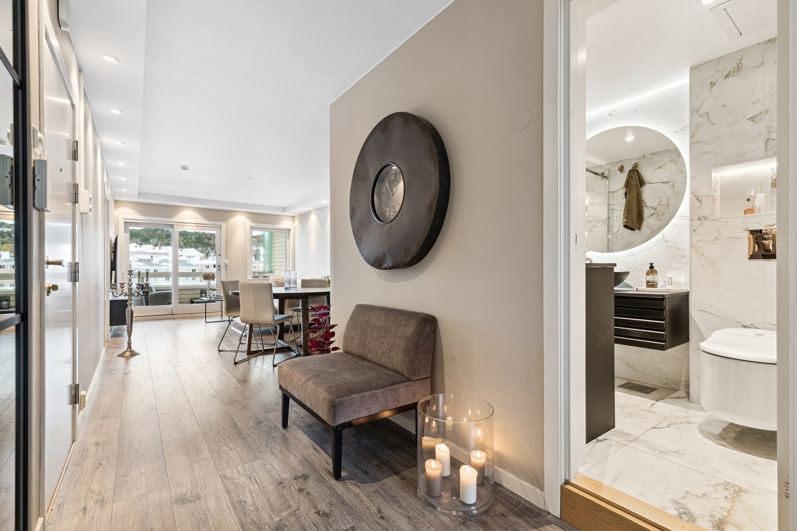 Med gjennomgående løsning og store vinduer oppleves stuen som lys og luftig Galleribilde