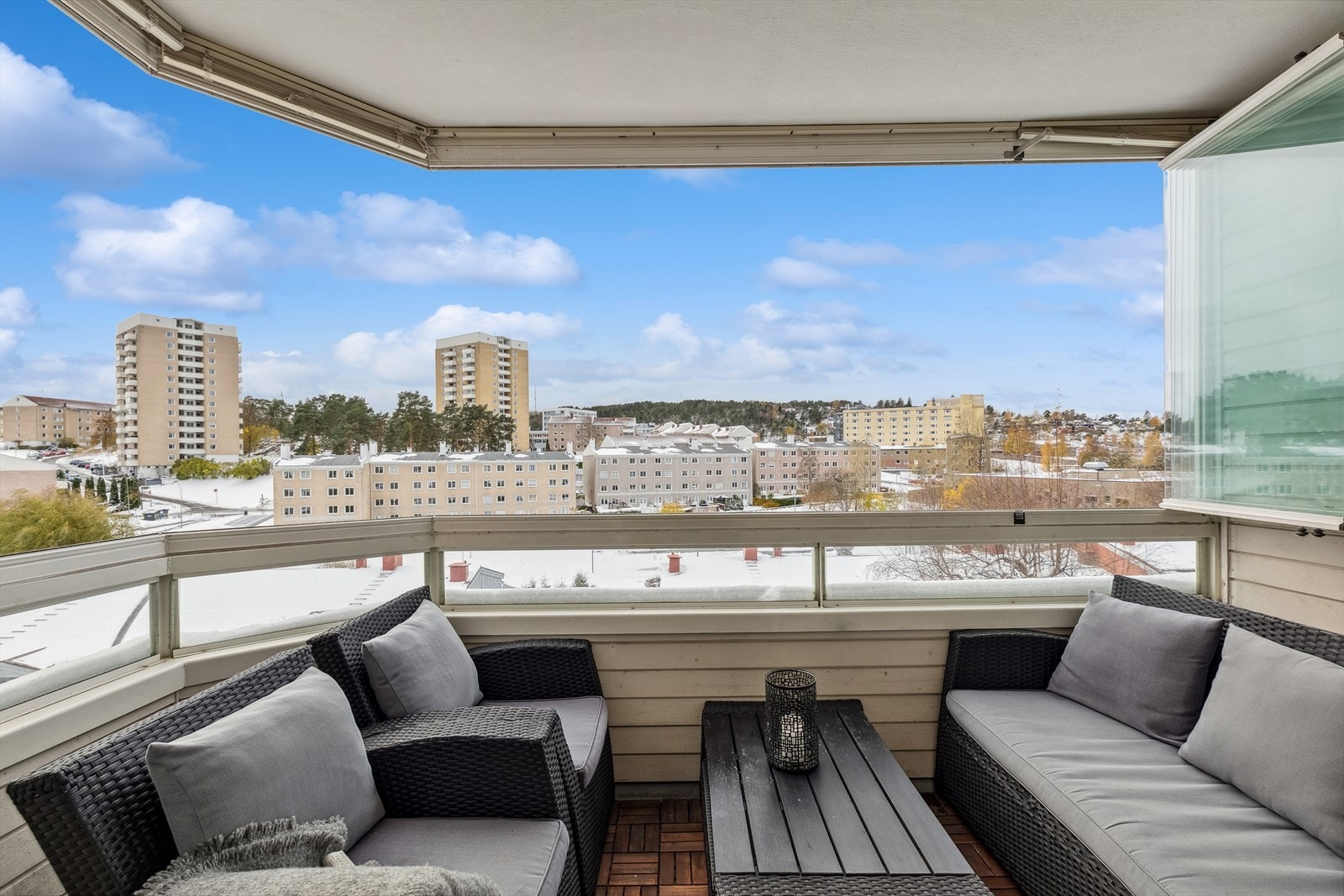 Det er koselig innglasset balkong med åpent utsyn og lite innsyn Galleribilde