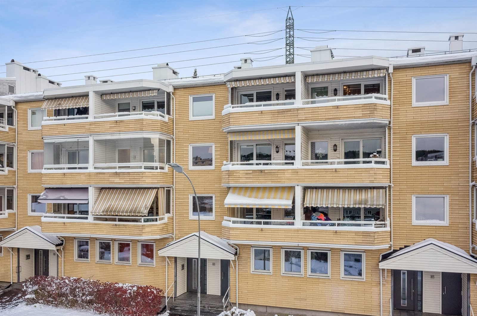 Borettslaget har sentral og attraktiv beliggenhet på Manglerud, med kort vei til det meste av fasiliteter Galleribilde