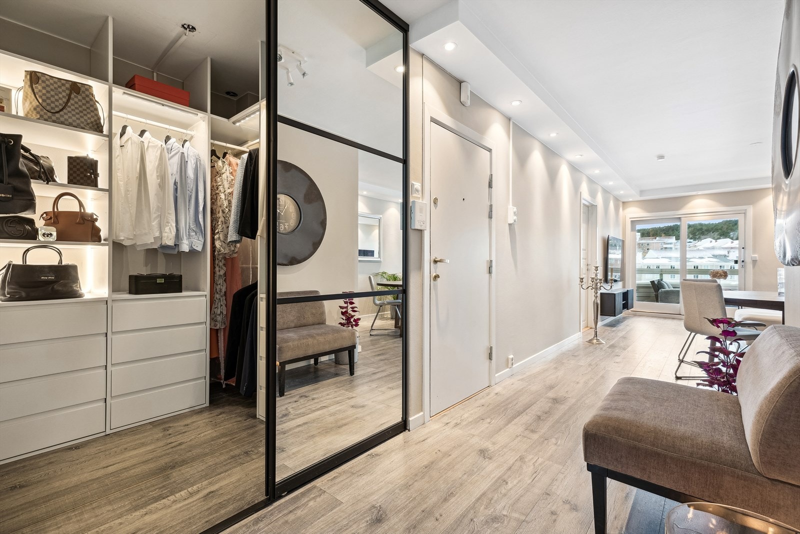 Fra entréen er det skyvedører med speilflater som leder inn til en romslig og fullt utstyrt walk-in-garderobe Galleribilde