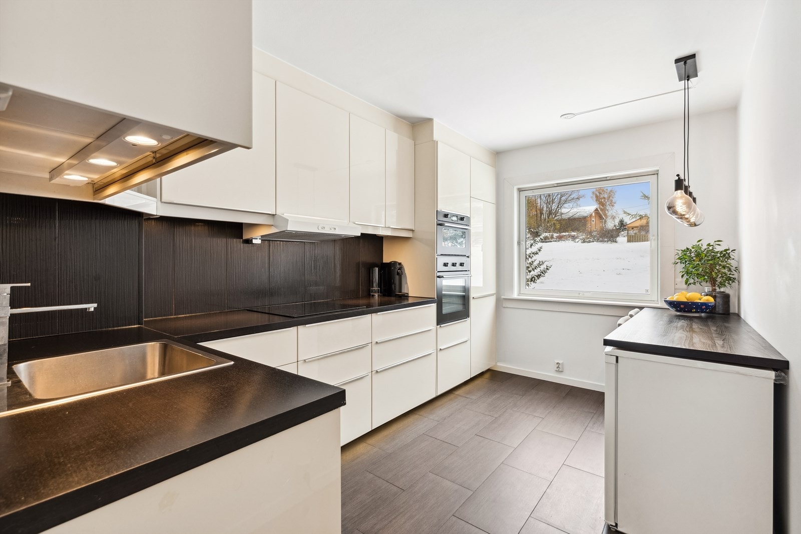 Eget romslig kjøkkenrom med spiseplass Galleribilde