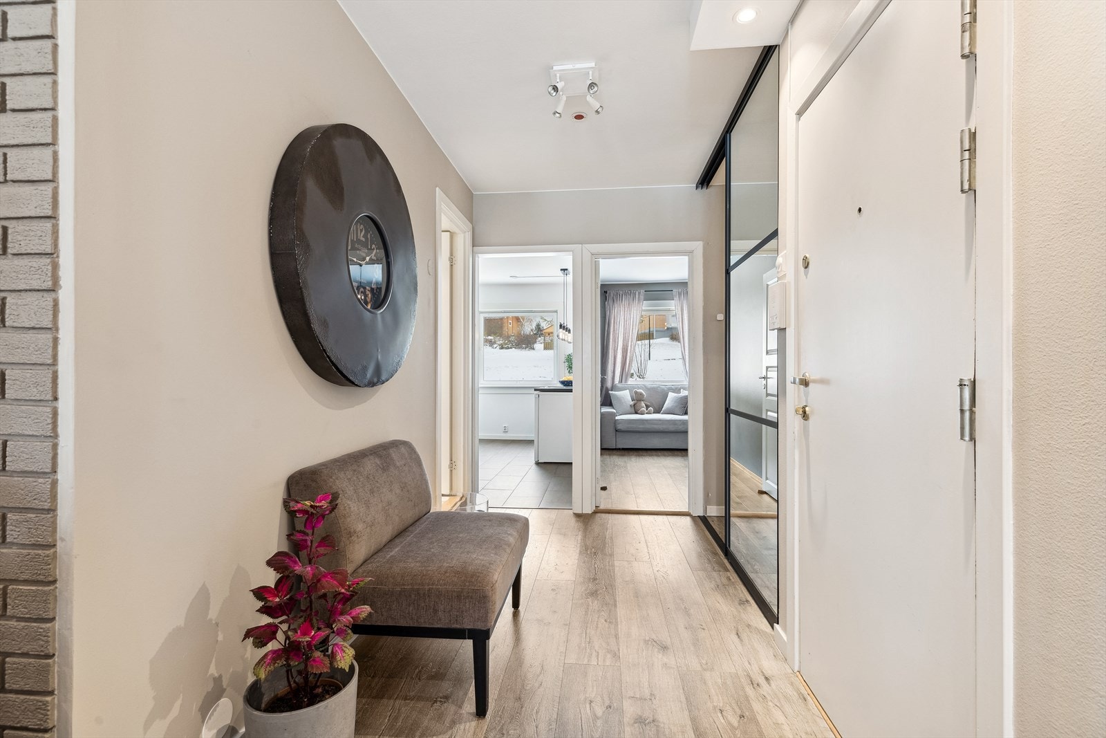 Her trer du inn i åpen og innbydende entré med plass til skoskap og oppheng Galleribilde