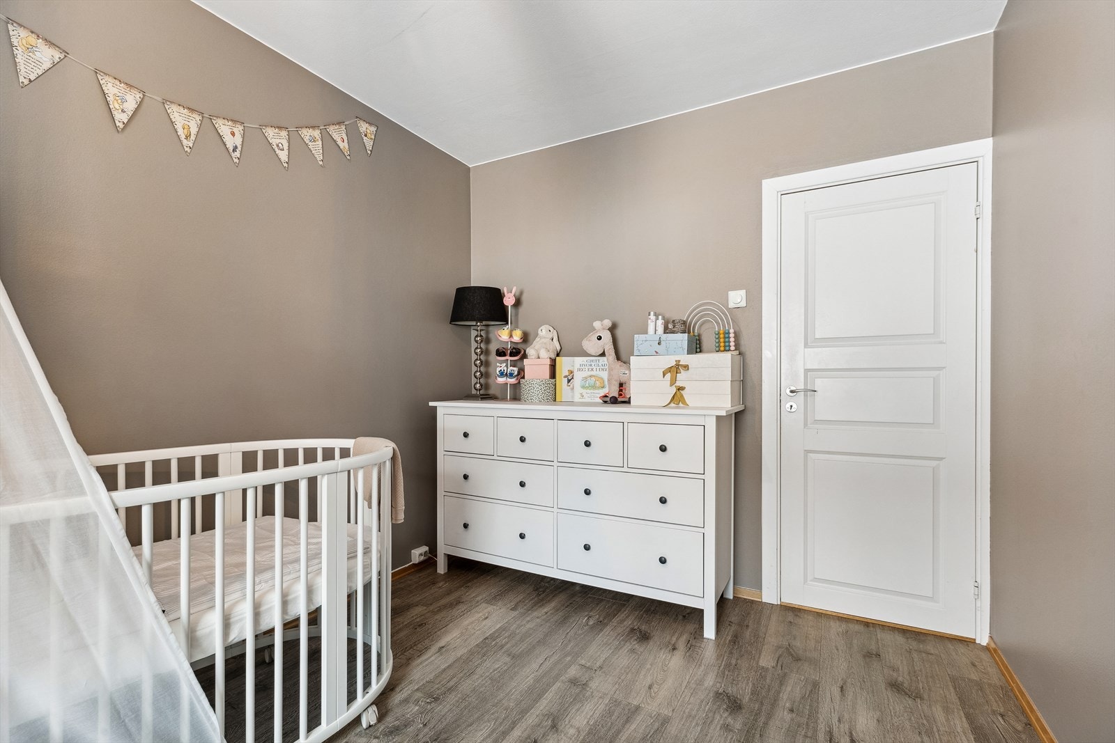 Her er det plass til seng, skrivepult og garderobeskap Galleribilde