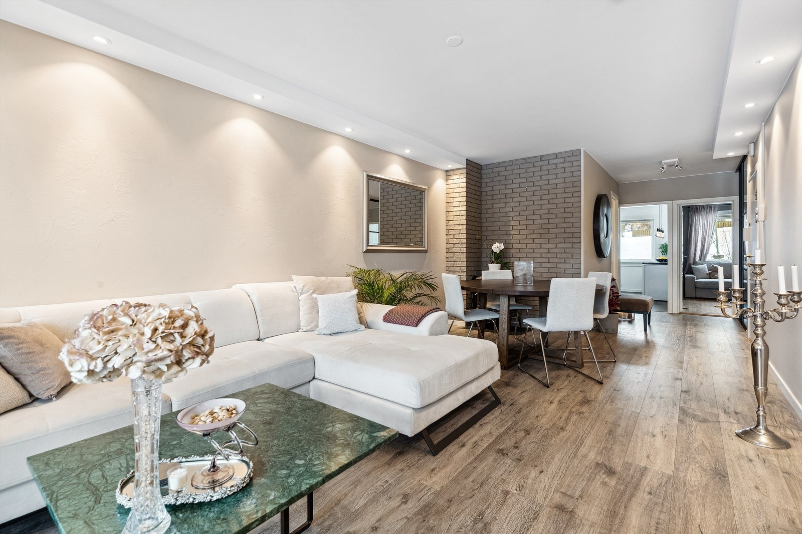 I stuen er det plass til både sofagruppe og spisebord Galleribilde