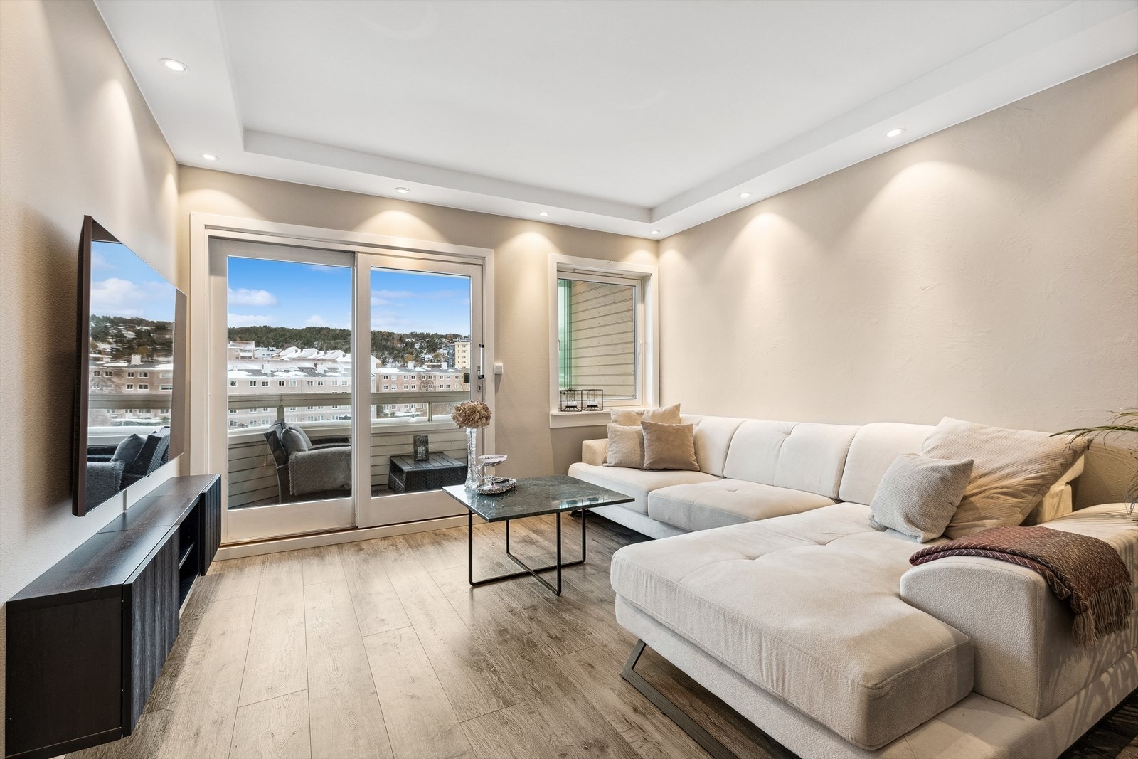 Fra stuen er det skyvedør ut til balkongen Galleribilde