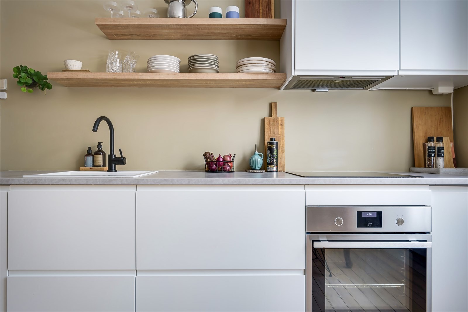 Kjøkkenet er utstyrt med integrerte hvitevarer som induksjonstopp, stekeovn, oppvaskmaskin og benkekjøleskap. Galleribilde