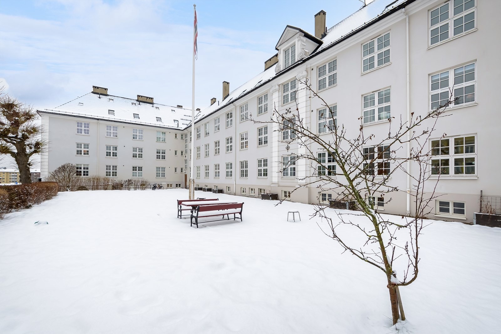 Borettslaget har flere uteplasser med flere sittegrupper, plantekasser og sykkelstativ. Galleribilde