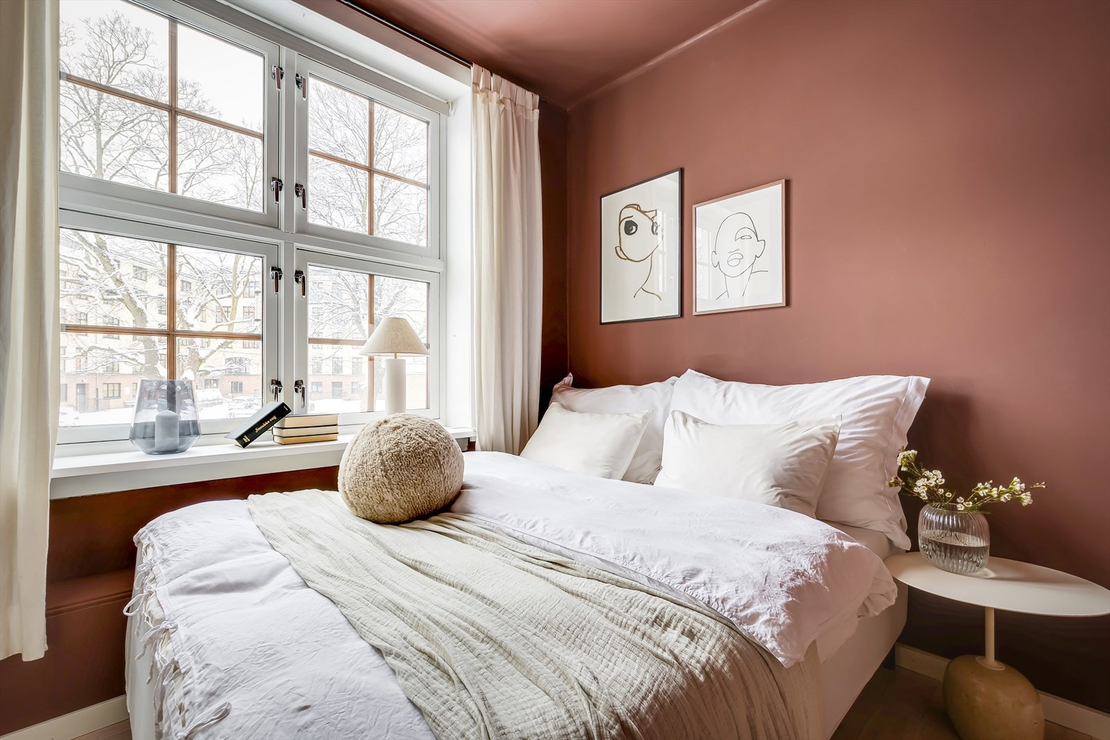 Soverommet vender ut mot en rolig eller lite trafikkert vei. Galleribilde