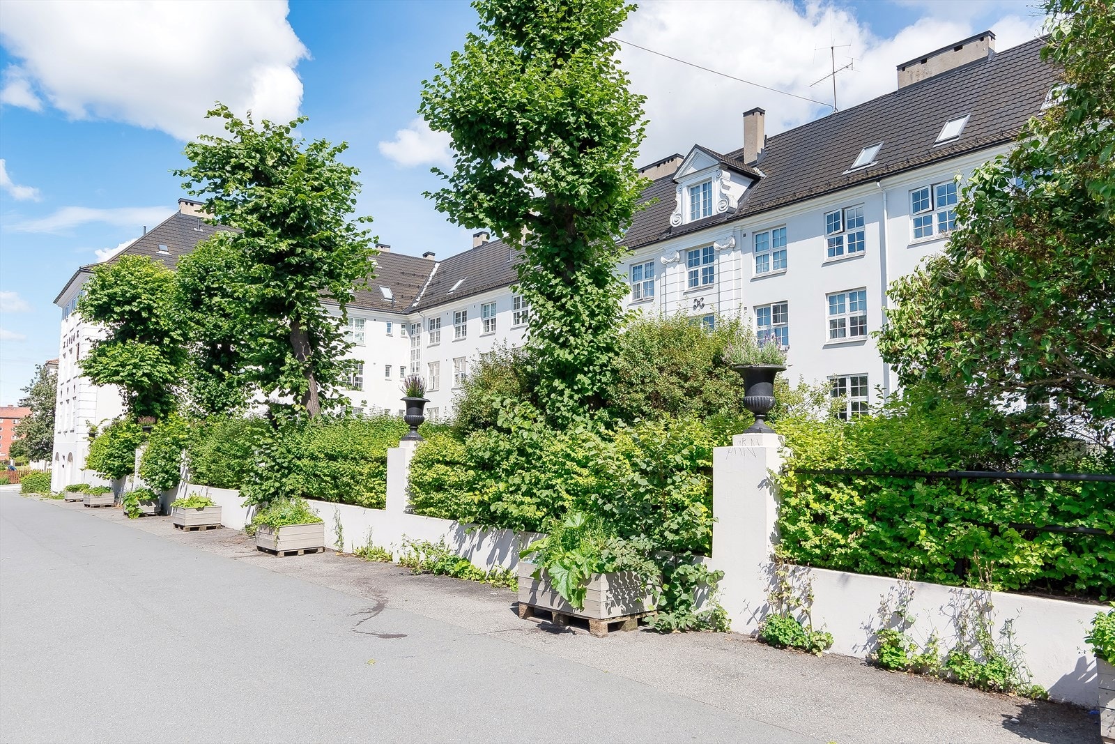 Her bor du i nærheten av både t-bane, trikk og buss samt gode muligheter for gateparkering og ladning av elbil. Galleribilde