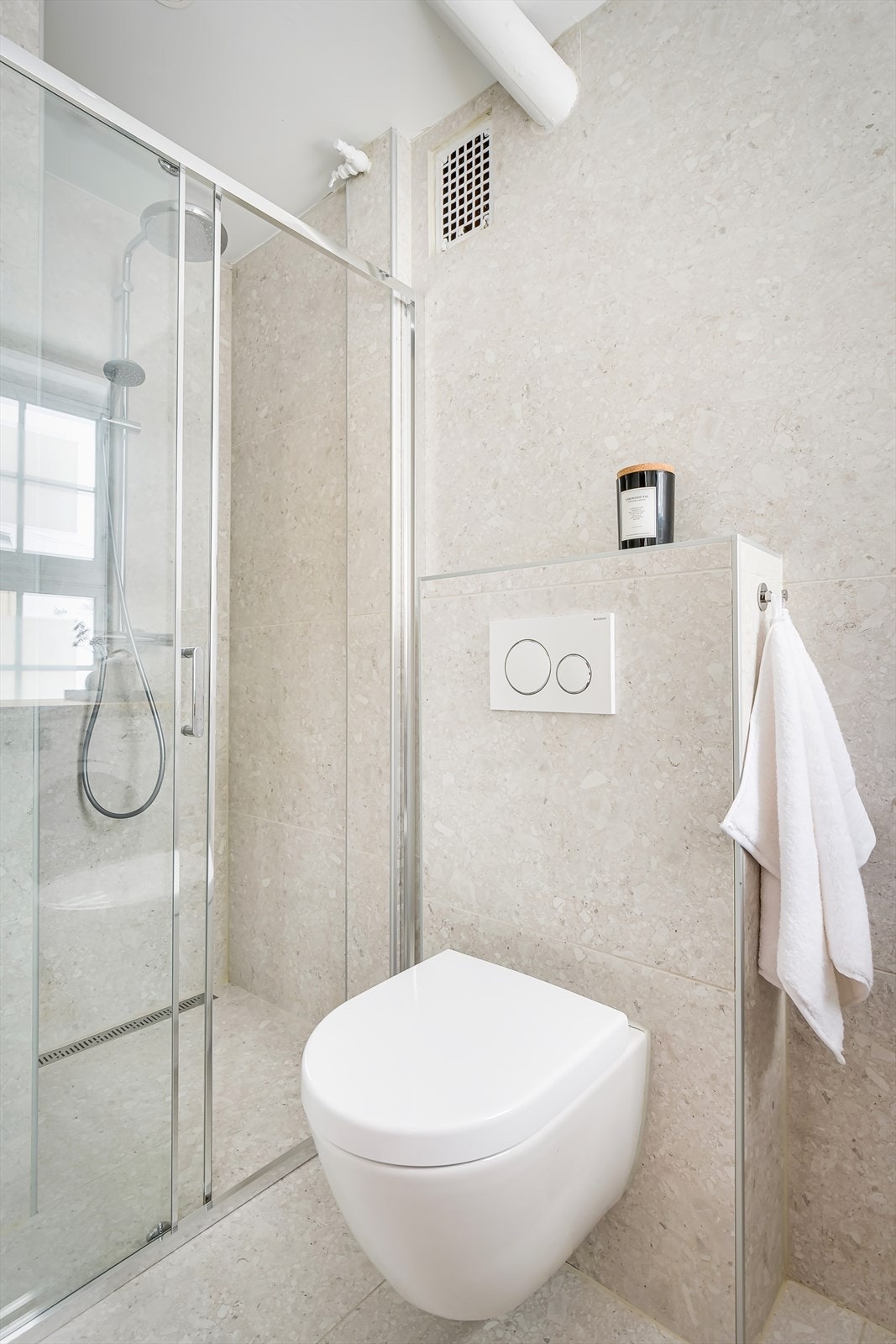 Innredningen består av servant, speil, vegghengt toalett og dusjnisje med skyvedører. Galleribilde