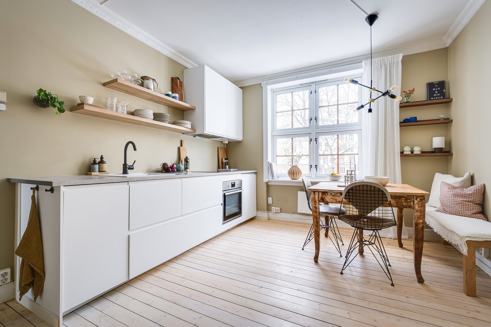 Stuen og kjøkkenet ligger i en åpen og sosial løsning. Galleribilde