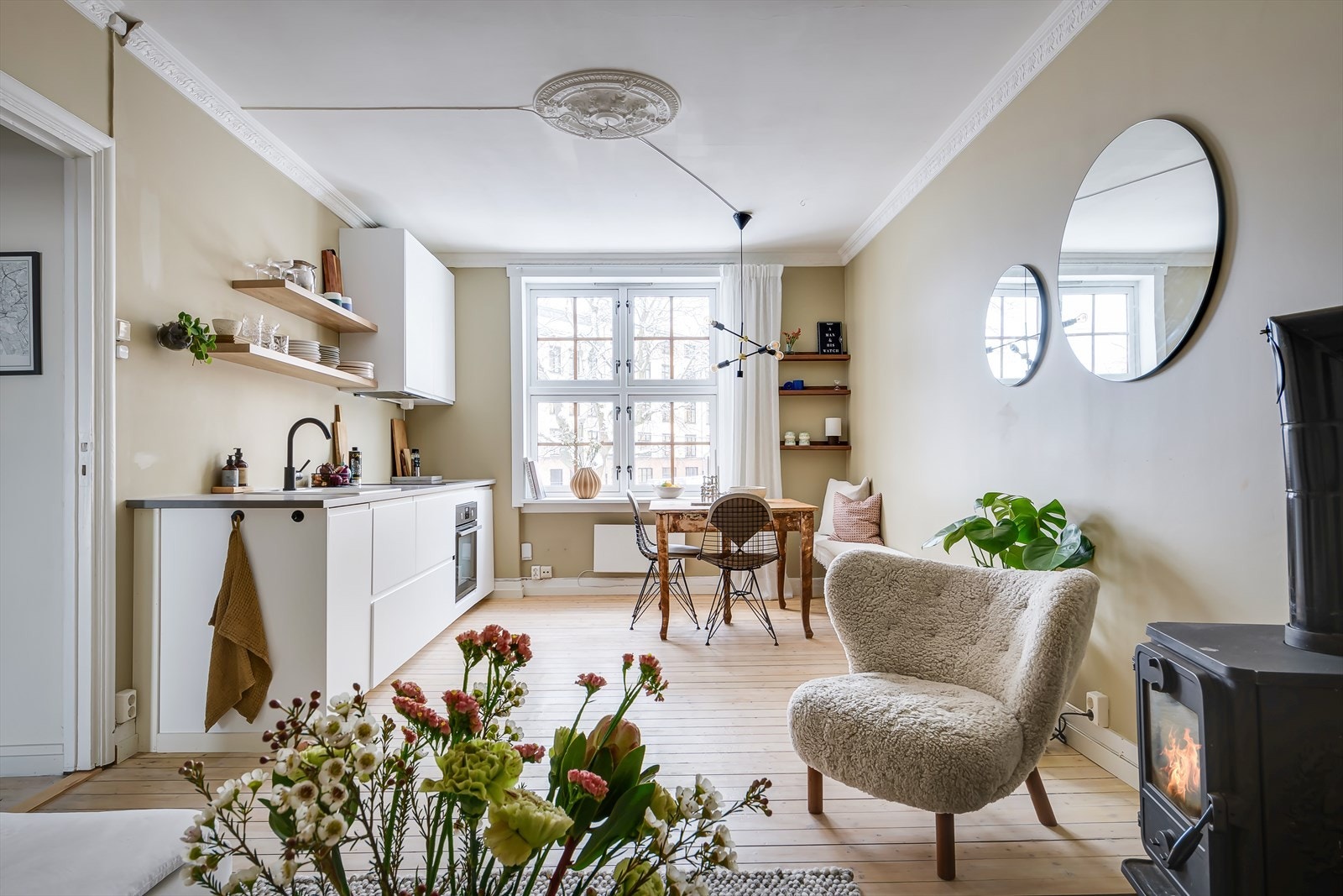 Rommet har en meget god takhøyde og store vindusflater. Galleribilde