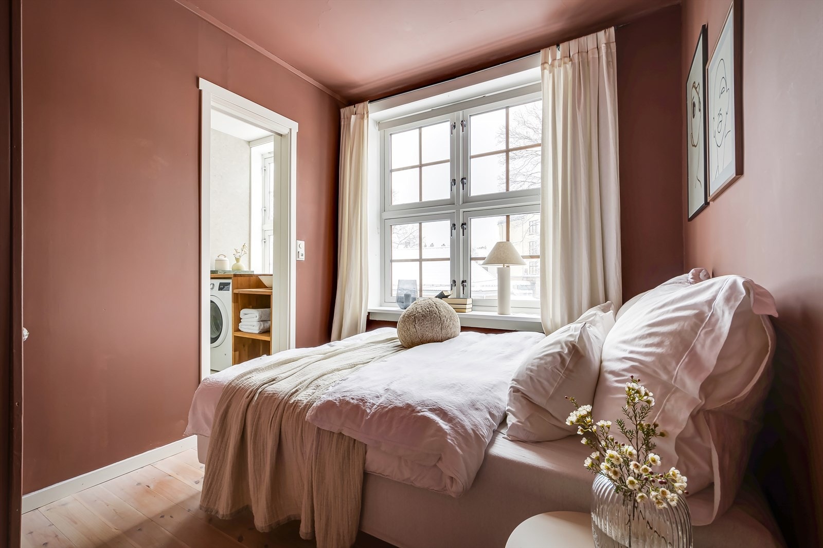 Soverommet er malt i en lun og behagelig farge. Galleribilde