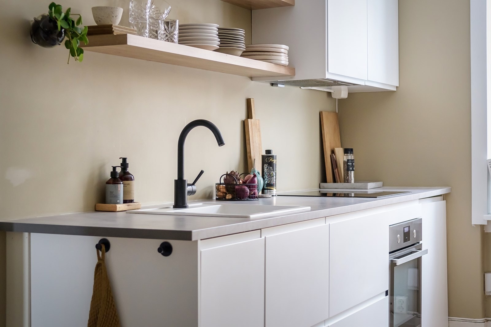 Det er rikelige med skap- og benkeplass Galleribilde