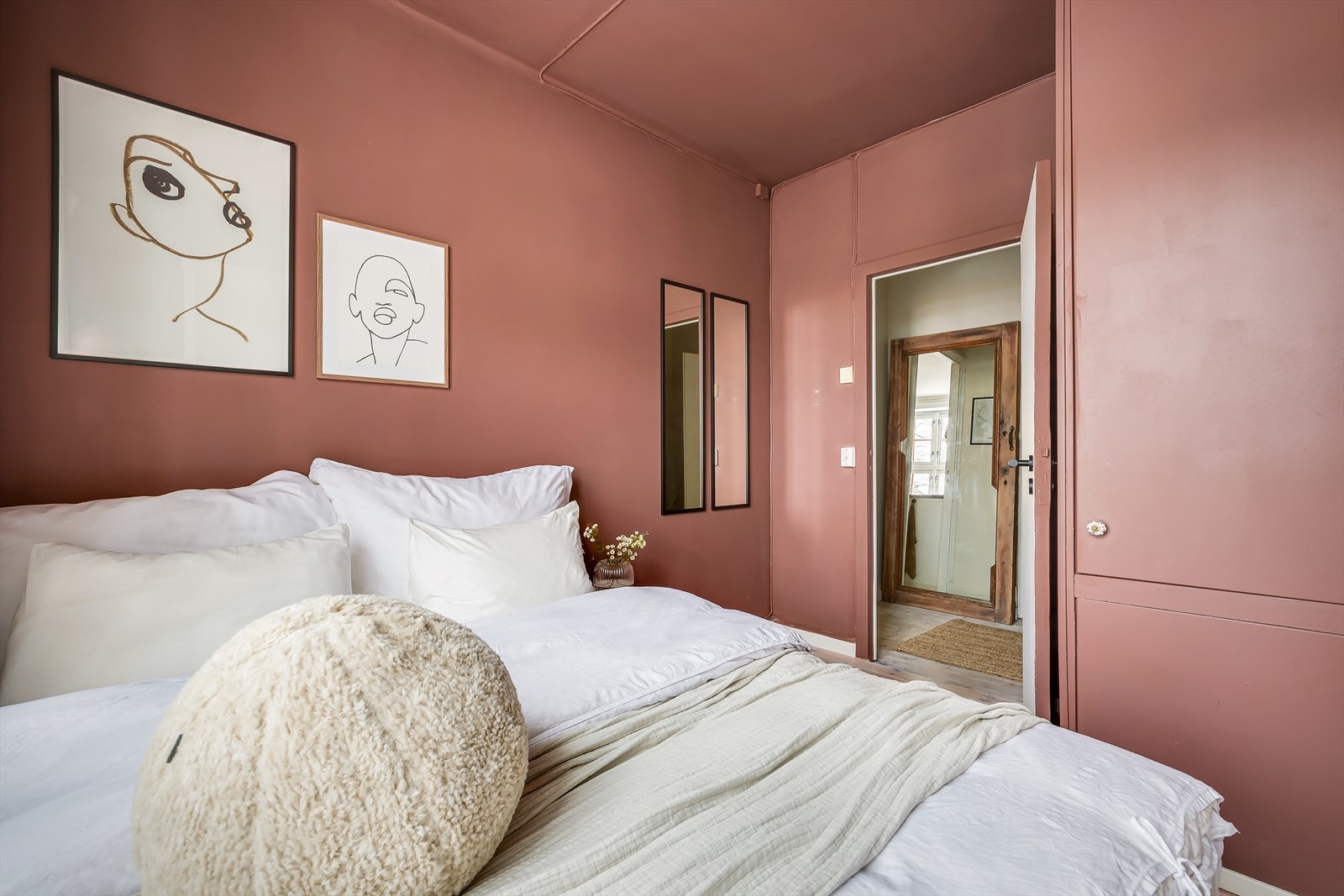 Lunt og behagelig soverom med god plass til dobbeltseng og nattbord. Galleribilde